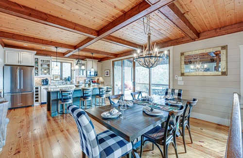 Dillard Cabin | Mountain-View Georgia Cabin w/2 Decks