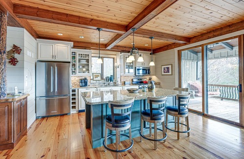 Dillard Cabin | Mountain-View Georgia Cabin w/2 Decks