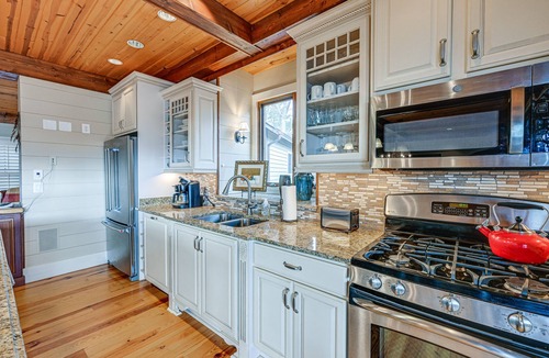 Dillard Cabin | Mountain-View Georgia Cabin w/2 Decks