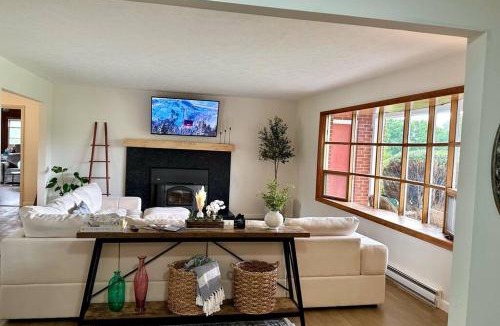 Shenandoah House | Mountain View Getaway - Stunning Views and Privacy
