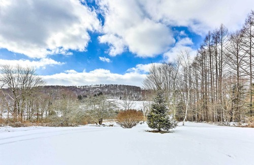De Lancey House | Mountain-View Hamden Hideaway w/ BBQ Grill!