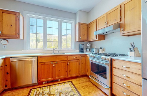 Dorset House | Mountain view home with large yard, lovely deck, pool table & fireplace