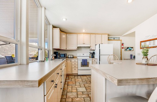 Orondo House | Mountain view home with river view, pool access, central AC