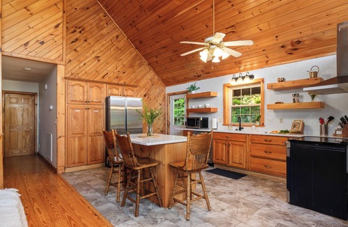 Maggie Valley Cabin | Mountain View, HotTub, Pet-Friendly, FirePlace, GameRoom, BBQ, 4min to Downtown