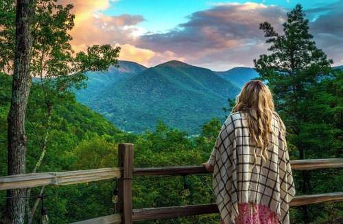Maggie Valley Cabin | Mountain View, HotTub, Pet-Friendly, FirePlace, GameRoom, BBQ, 4min to Downtown