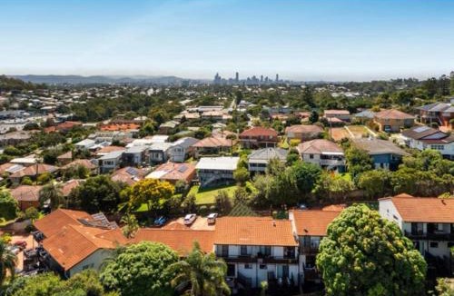 Mount Gravatt East House | Mountain view inner Brisbane secure townhouse