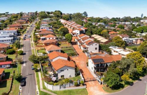 Mount Gravatt East House | Mountain view inner Brisbane secure townhouse