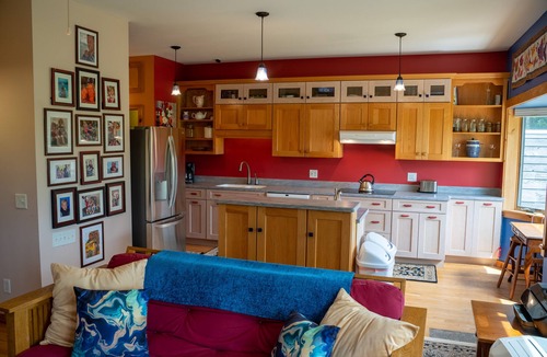 Ithaca House | Mountain View, jacuzzi, bright spacious Ecovillage