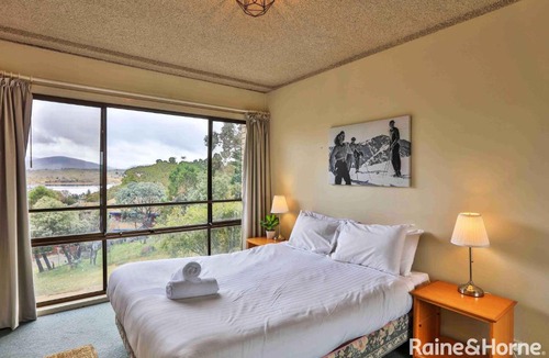 Jindabyne Apartment | Mountain View, Kirwan 9