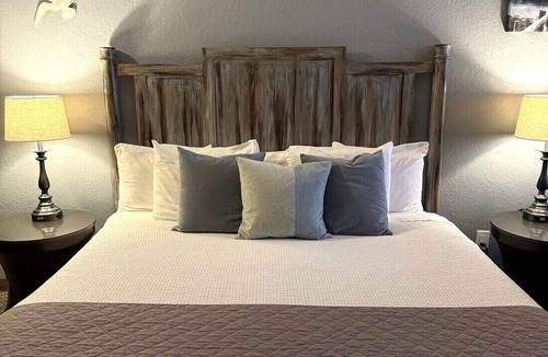 Wapato Point Hotel | Mountain View Lodge and Resort