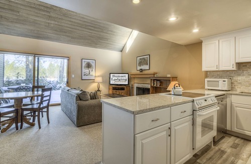 Overlook Park Condo | Mountain View Lodge Condo #14 4 SHARC PASSES! Golf Course Views!