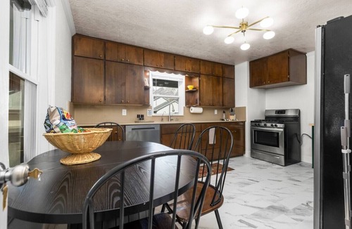 Orem House | Mountain View Manor | Huge Yard | Sleeps 9 | Parking | Fiber WiFi | Bounce House