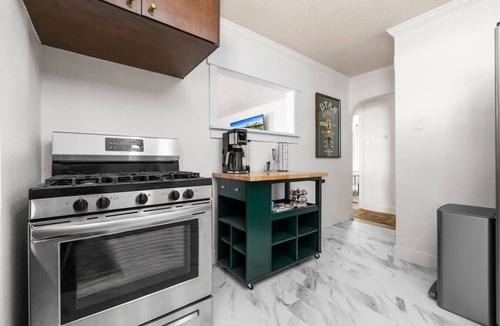 Orem House | Mountain View Manor | Huge Yard | Sleeps 9 | Parking | Fiber WiFi | Bounce House
