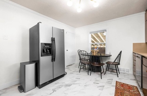 Orem House | Mountain View Manor | Huge Yard | Sleeps 9 | Parking | Fiber WiFi | Bounce House