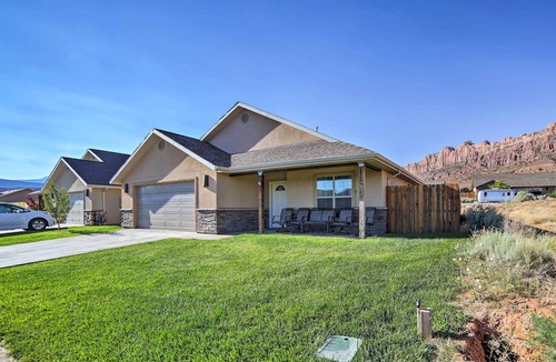 Moab South Valley Cottage | Mountain-view Moab Home w/Pool & Hot Tub Access!