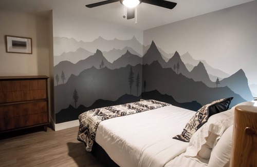 Tetonia Cabin | Mountain View Mural Double suite