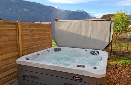 Schwanden bei Brienz Apartment | Mountain View near Brienz with Hot Tub & free parking