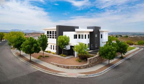 El Paso House | Mountain View Pool House Villa