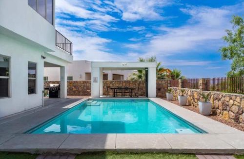 El Paso House | Mountain View Pool House Villa