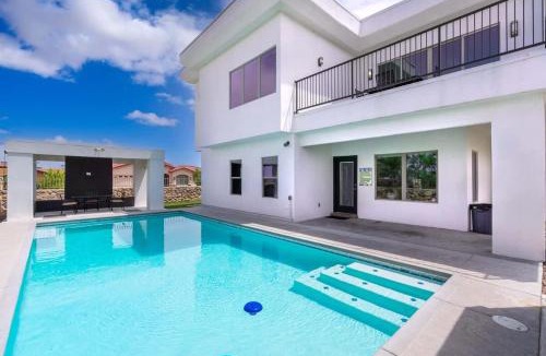 El Paso House | Mountain View Pool House Villa