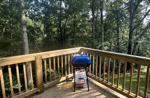 Wildwood Cabin | Mountain View - Private Deck - Biking - Hiking - Hang gliding - 15 mins to Chattanooga - Pets