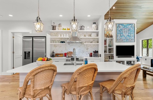 Cascade Locks House | Mountain-View Retreat with Hot Tub & Waterfalls