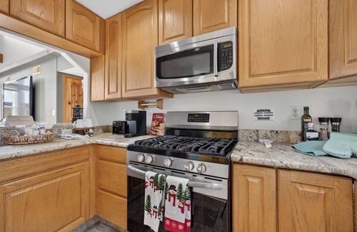 Zuzax House | Mountain View Retreat/Fireplace, Garage, WiFi.