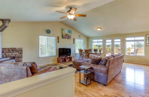 La Pine House | Mountain-view retreat with deck grill & washer&dryer