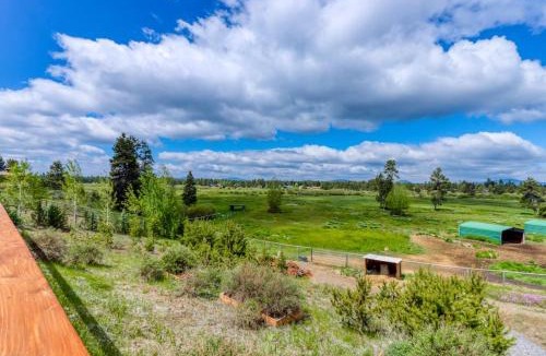 La Pine House | Mountain-view retreat with deck grill & washer&dryer