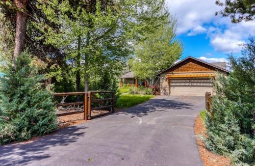 La Pine House | Mountain-view retreat with deck grill & washer&dryer