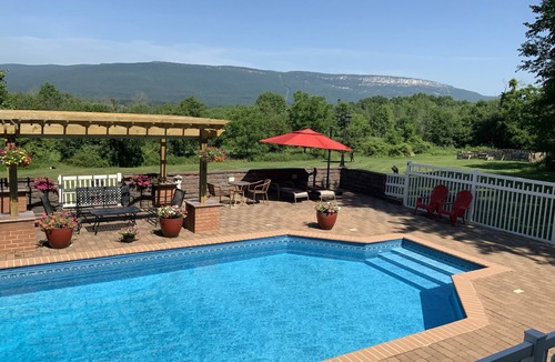 Gardiner House | Mountain View Vacation Home