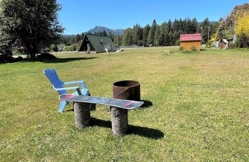 Packwood Cabin | Mountain View | Wifi, Smart TV, In town