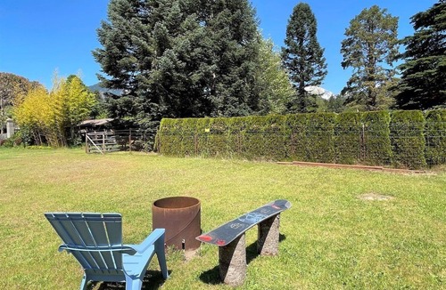 Packwood Cabin | Mountain View | Wifi, Smart TV, In town