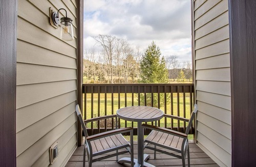 McGaheysville Condo | Mountain views, Balcony, Fireplace!