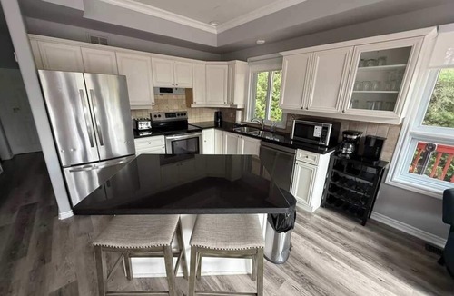 The Blue Mountains Cottage | Mountain Views, Steps to BM Village, Hot Tub, BBQ.