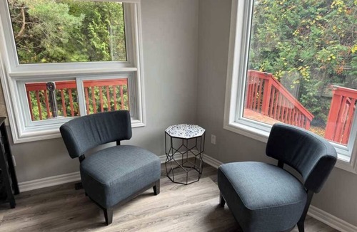 The Blue Mountains Cottage | Mountain Views, Steps to BM Village, Hot Tub, BBQ.