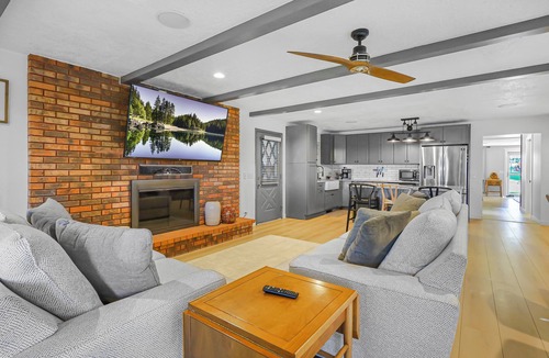 North Ogden House | Mountain View’s, Cal king bed, 3 queen bd Designed for Comfort, one level duplex