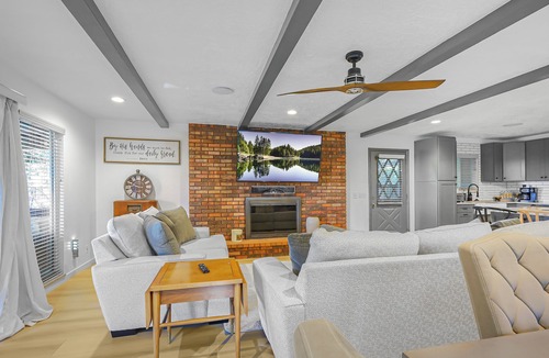 North Ogden House | Mountain View’s, Cal king bed, 3 queen bd Designed for Comfort, one level duplex