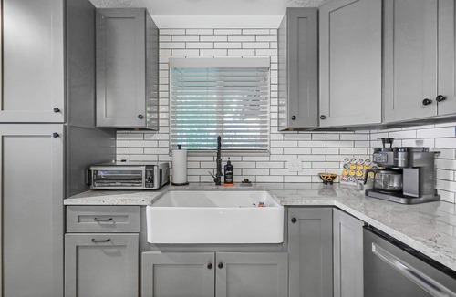 North Ogden House | Mountain View’s, Cal king bed, 3 queen bd Designed for Comfort, one level duplex