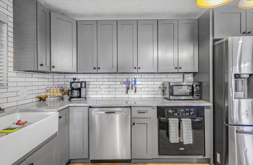North Ogden House | Mountain View’s, Cal king bed, 3 queen bd Designed for Comfort, one level duplex