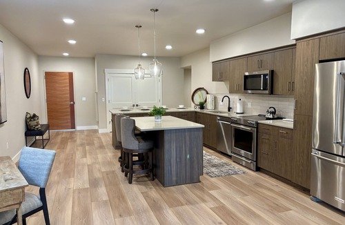 Redmond Condo | Mountain views condo with coffee/restaurant on first floor