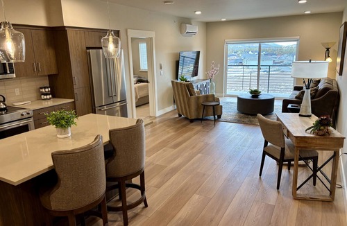 Redmond Condo | Mountain views condo with coffee/restaurant on first floor