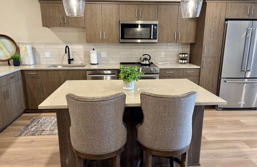 Redmond Condo | Mountain views condo with coffee/restaurant on first floor