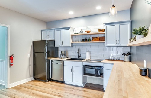 Sandgate Apartment | Mountain Views & Fire Pit: Sandgate Getaway
