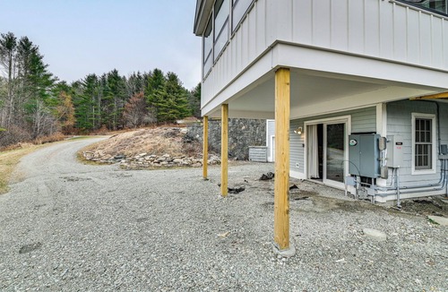 Sandgate Apartment | Mountain Views & Fire Pit: Sandgate Getaway