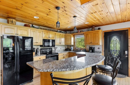 Epworth House | Mountain Views~ Hot Tub&Pool Table~ FirePit~ Games