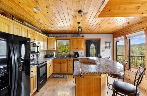 Epworth House | Mountain Views~ Hot Tub&Pool Table~ FirePit~ Games