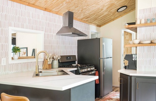 Old Fort House | Mountain views, minutes to town, pool opens by May 1!