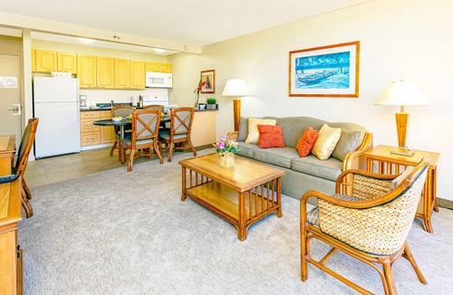 Waikiki Condo | Mountain Views & Steps to Beach + Free Parking!