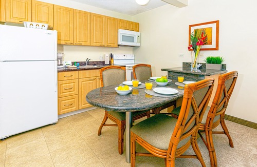 Waikiki Condo | Mountain Views & Steps to Beach + Free Parking!